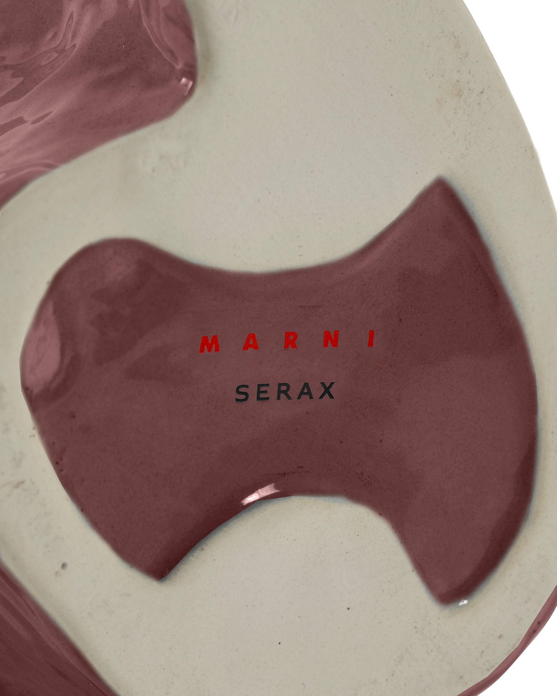 Detailaufnahme der Serax Eule Vase in Aubergine, moderne Keramik Dekoration für Wohnzimmer und Tischdeko.