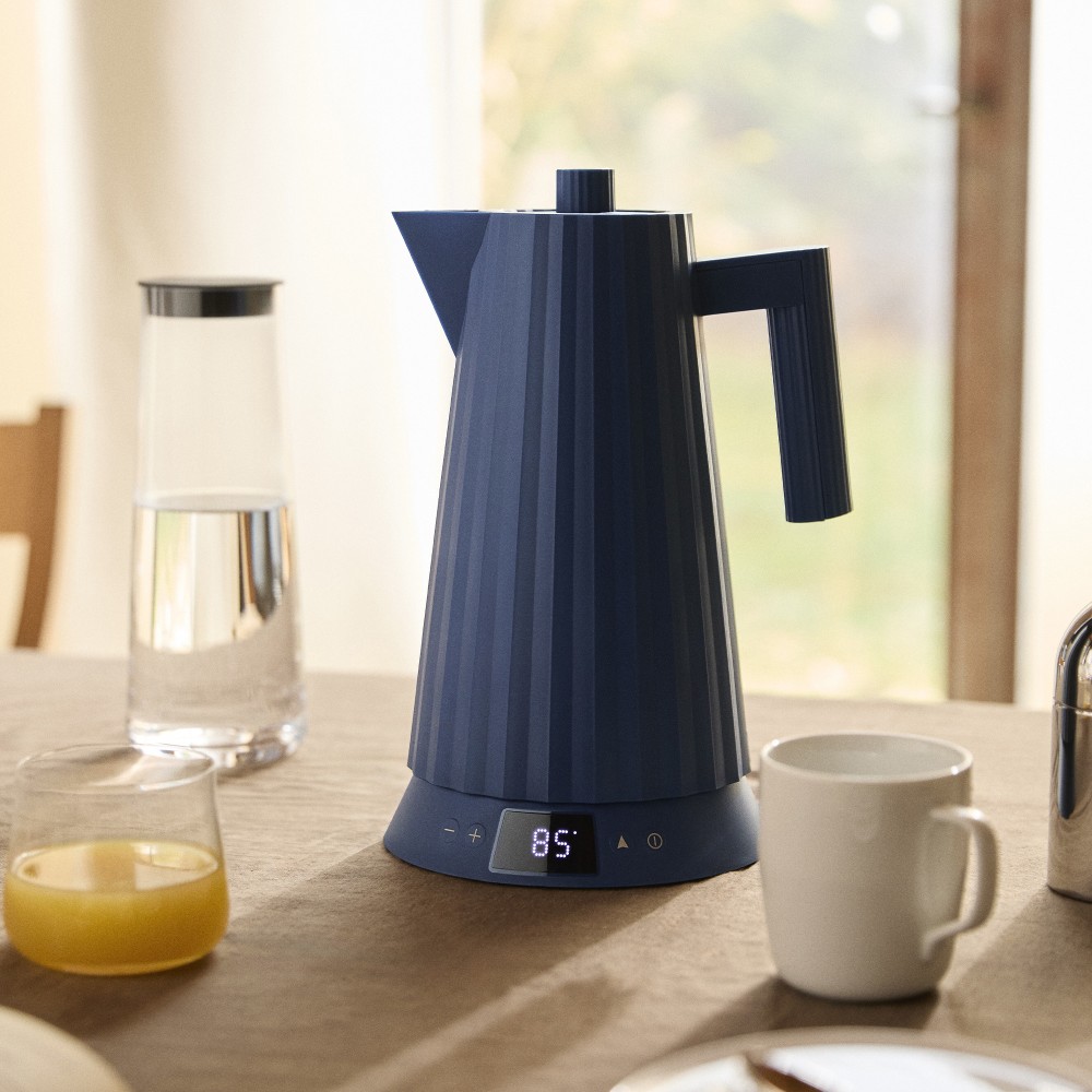 Blauer Alessi Plissé Wasserkocher mit digitaler Temperaturanzeige auf einem Tisch.