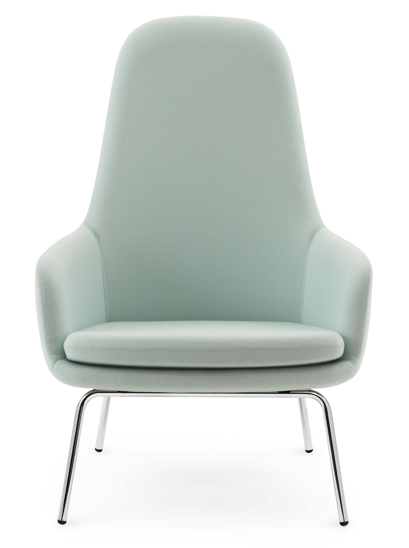 Era Lounge Chair von Normann Copenhagen, hoher Sessel in Hellblau mit Chromgestell, Frontansicht.