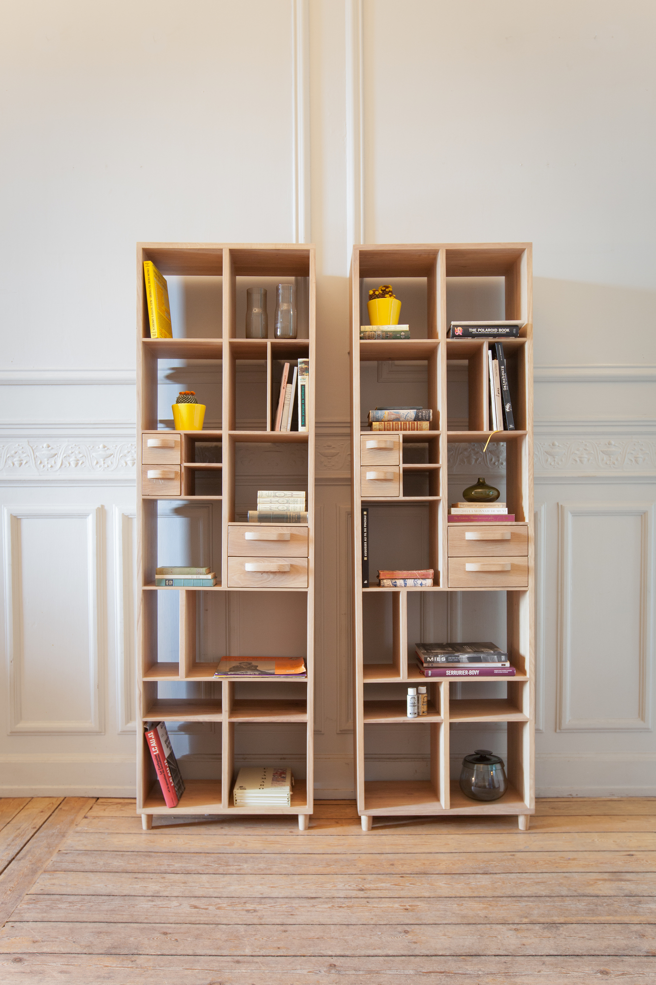 Zwei Ethnicraft Pirouette Bücherregale aus Eiche, modernes Design mit Fächern und Schubladen.