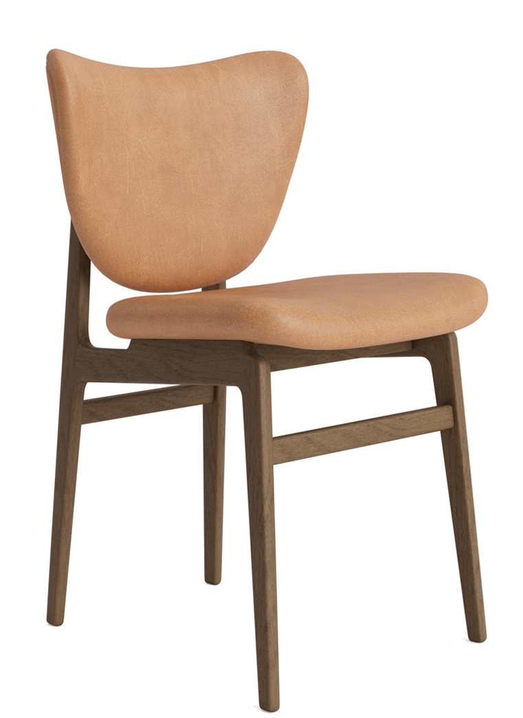 Frontansicht des NORR11 Elephant Dining Chair Stuhls mit Lederpolsterung und Holzbeinen.