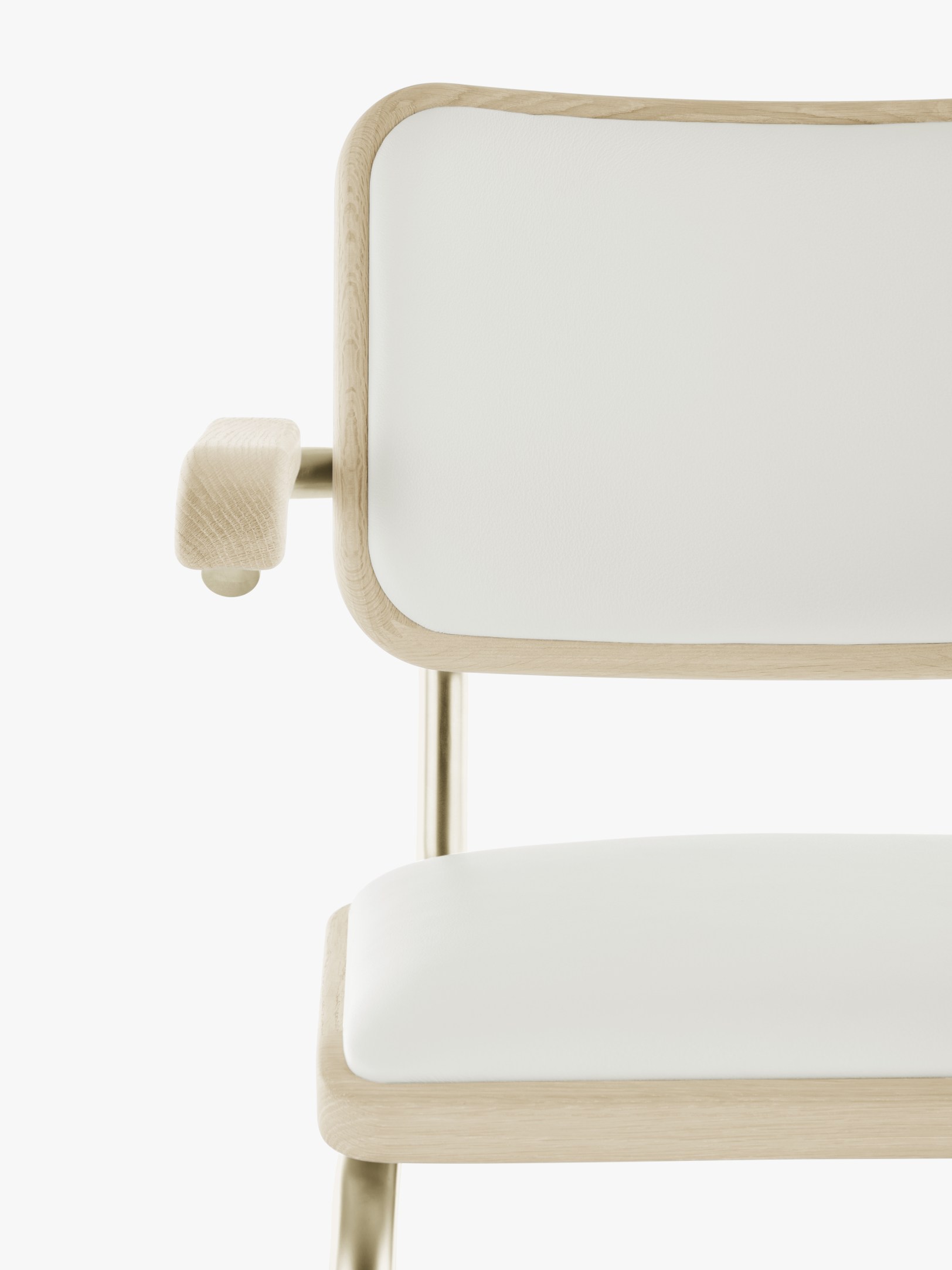 Detailaufnahme des JS. Thonet S 64 P Freischwinger Stuhls mit hellem Holzrahmen und weißem Lederbezug.