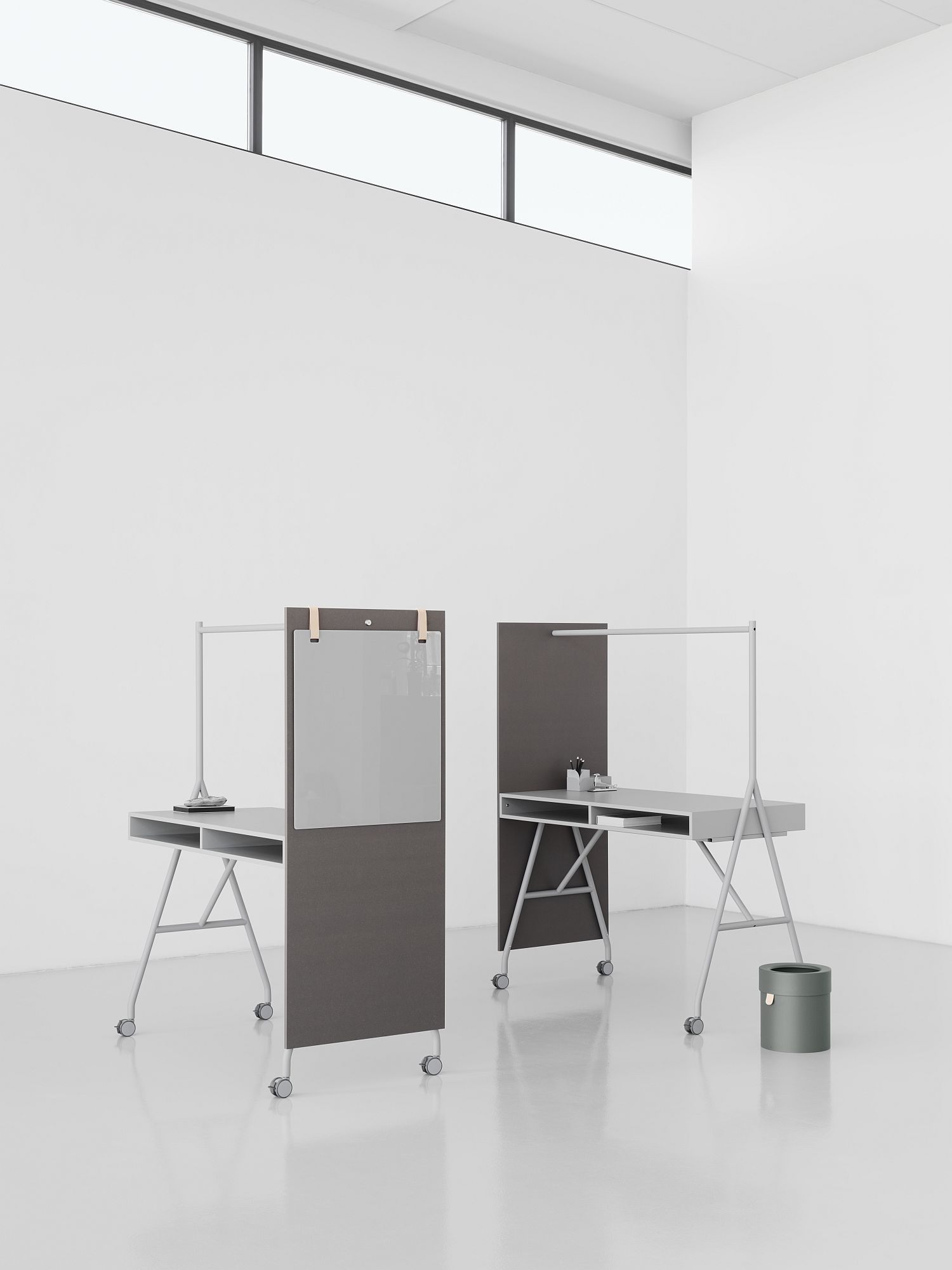 Hangout High Desk Stehtische von Mizetto, moderne Büromöbel mit Rollen, Akustikpaneel und Tischleuchte in minimalistischem Design.