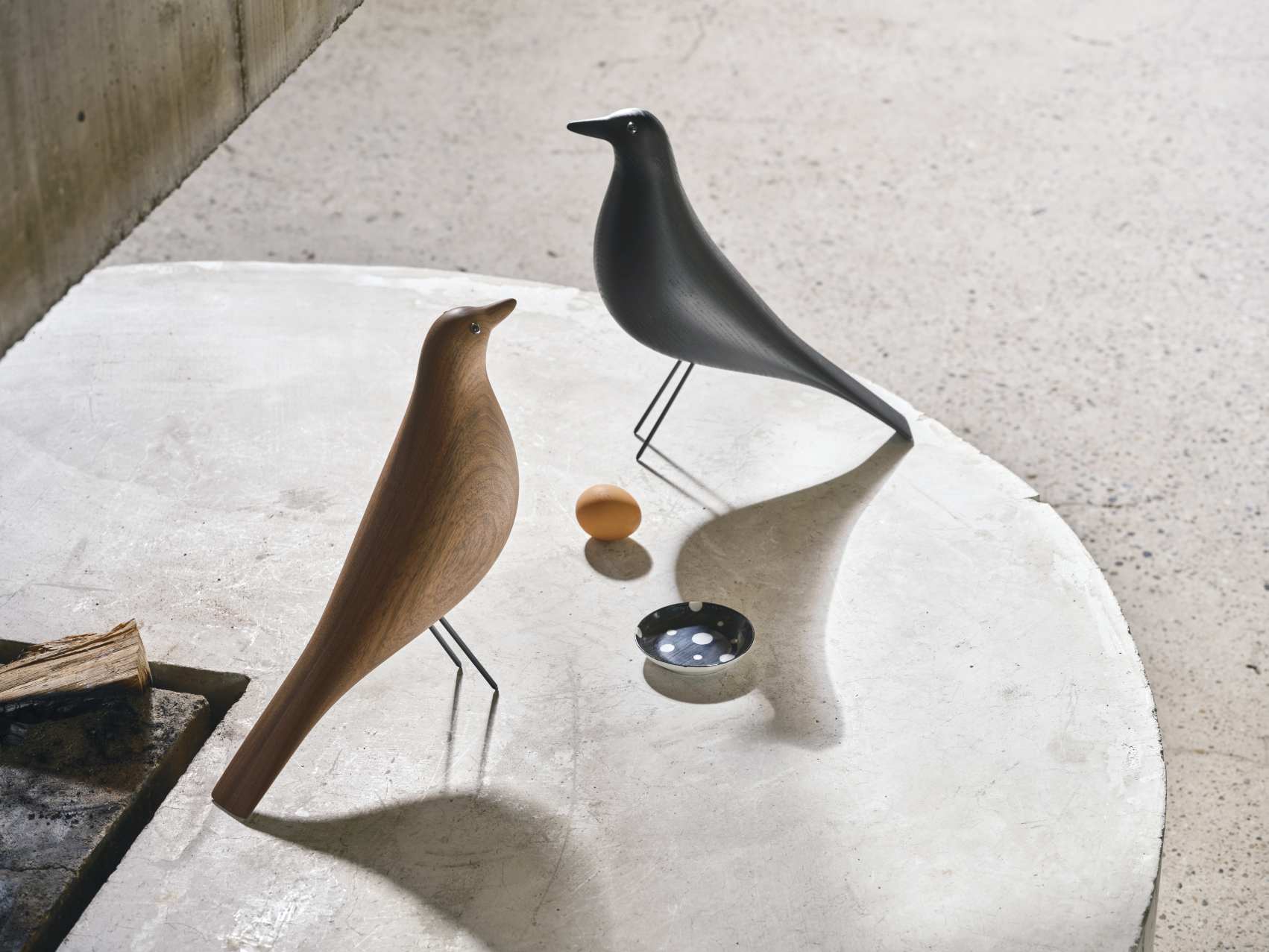 Eames House Bird Skulptur aus Nussbaum von Vitra, zwei Holzfiguren auf einem Tisch.