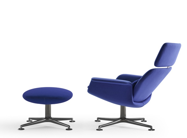 Blauer KN02 Sessel von Knoll International mit hoher Rückenlehne und passendem Hocker.
