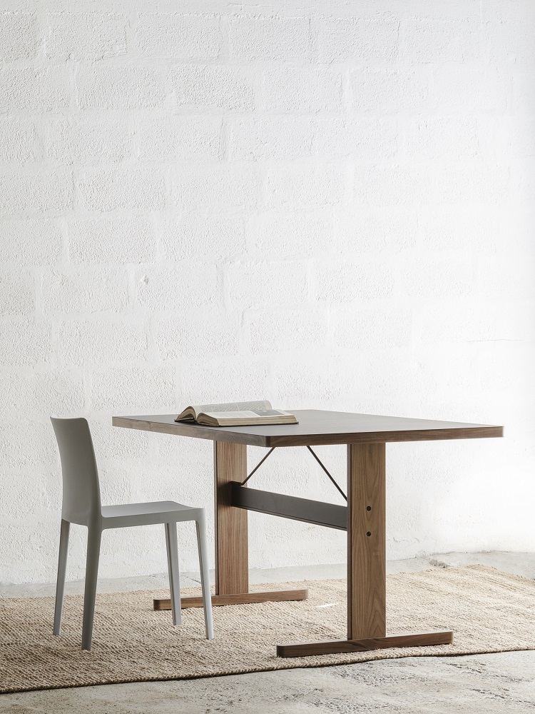 Passerelle Desk Schreibtisch von Hay mit Holzgestell, grauer Tischplatte und einem Buch darauf.