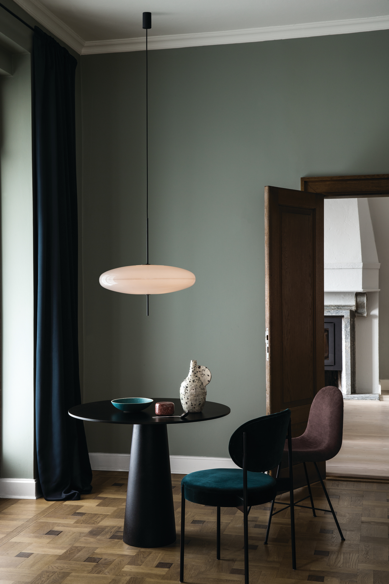 Astep Deckenleuchte Model 2065 in Weiß über Esstisch mit Stühlen. Design Lampe.