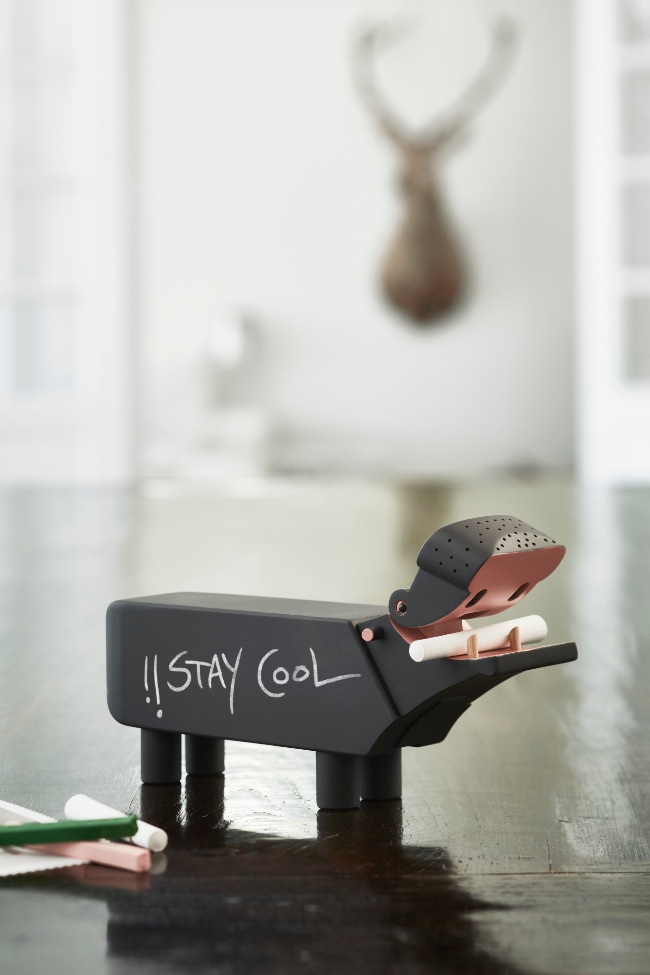 Schwarzes Kay Bojesen Flusspferd aus Holz mit Kreideaufschrift "Stay Cool" als Deko-Objekt.
