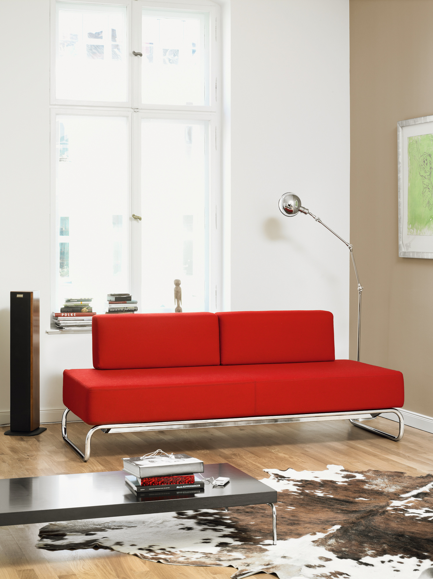 Rotes Thonet S 5200 Sofa mit hohem Polsterteil und verchromtem Gestell in modernem Wohnzimmer.