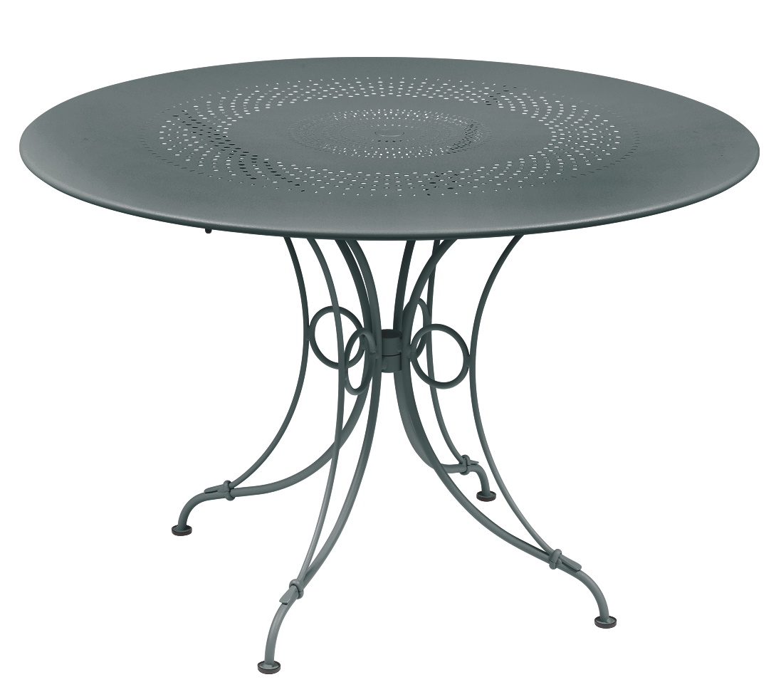Fermob 1900 Gartentisch, runder Outdoor-Tisch aus Metall in Moosgrün mit filigranem Lochmuster und Stahlgestell.