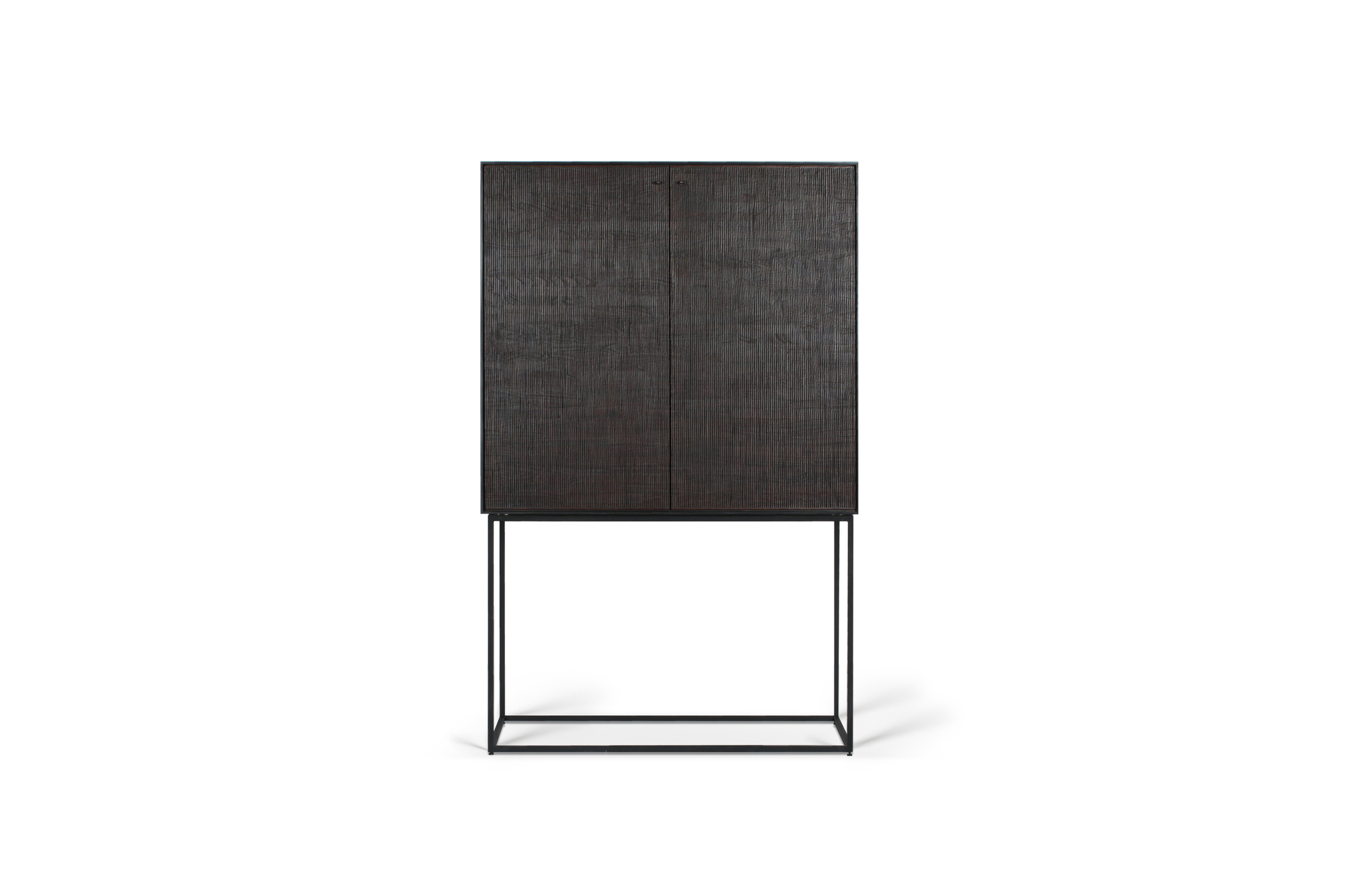 Ethnicraft Teak Grooves Schrank: Moderner Holzschrank mit zwei Türen und filigranem, schwarzem Metallgestell.