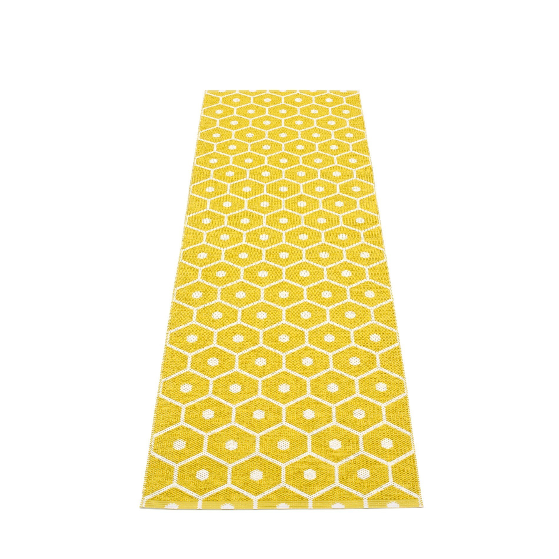 Pappelina Honey Kunststoffteppich 70x225 cm mit gelbem Wabenmuster und weißen Akzenten. Robuster Teppich für Innenräume.