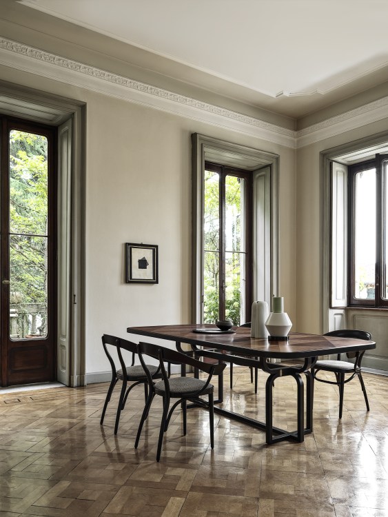 Esszimmer mit Holztisch und Wiener GTV Design Bistrostühlen, klassisches Interieur mit Parkettboden und hohen Fenstern.