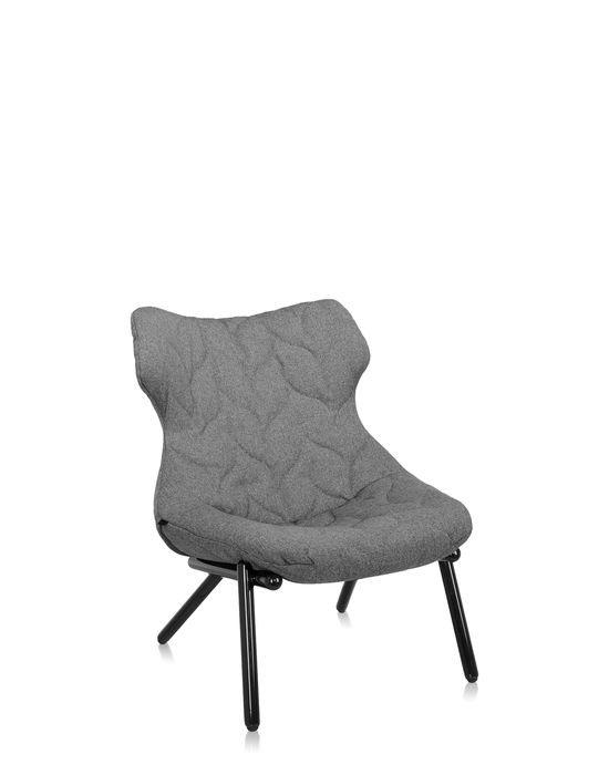 Grauer Foliage Sessel von Kartell mit gesteppter Sitzfläche und schwarzen Beinen auf weißem Hintergrund.