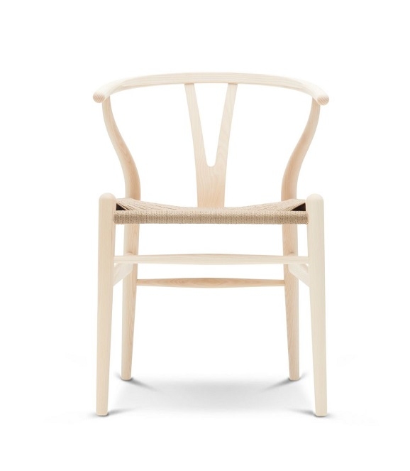 CH24 Wishbone Chair aus Esche geseift mit hellem Geflecht, Design Stuhl von Carl Hansen.