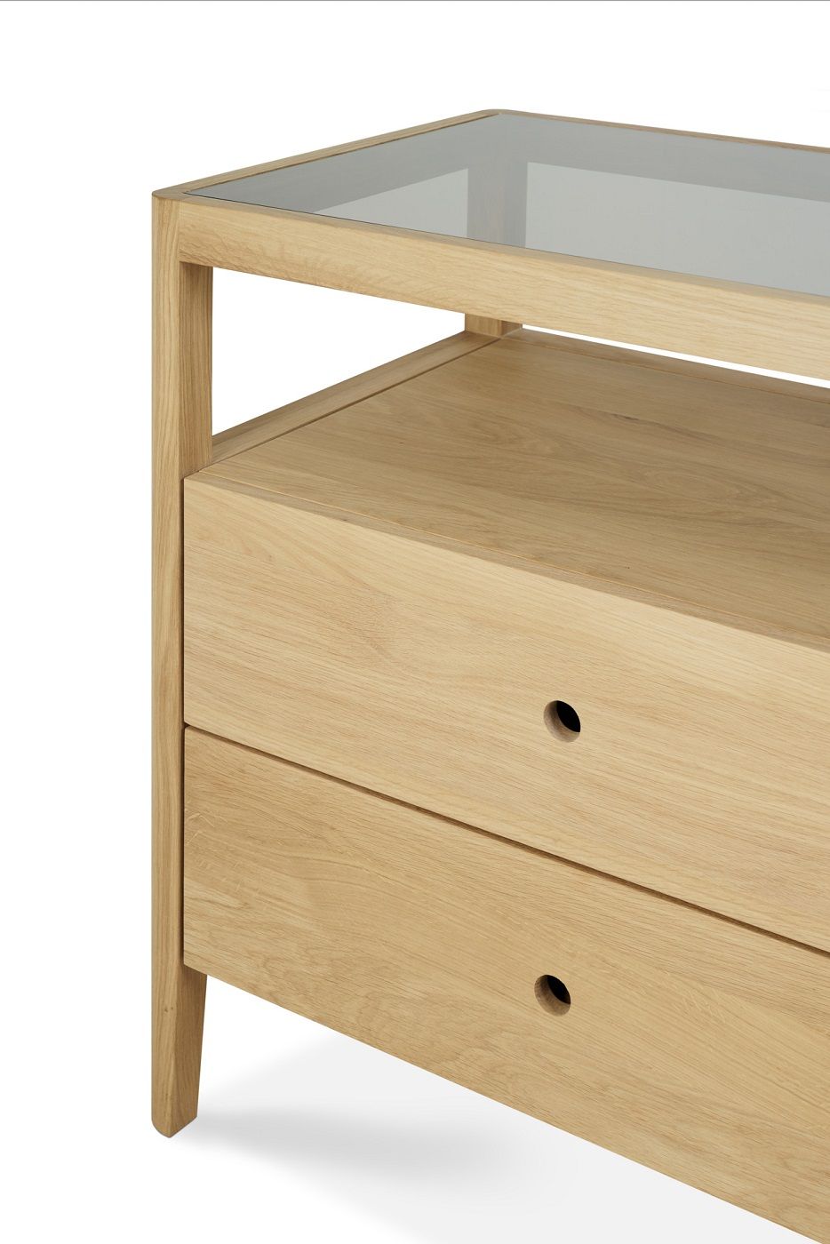 Detailaufnahme: Ethnicraft Spindle Kommode aus Eiche mit zwei Schubladen und Glasplatte.