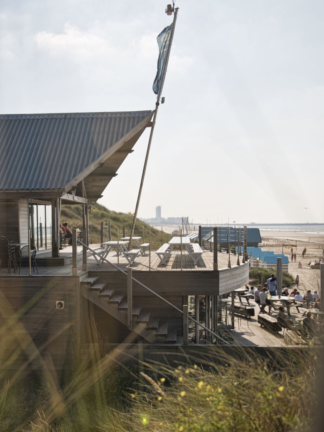 Marina Picknicktische mit Bänken von Extremis auf einer Terrasse am Strand. Outdoor Möbel.
