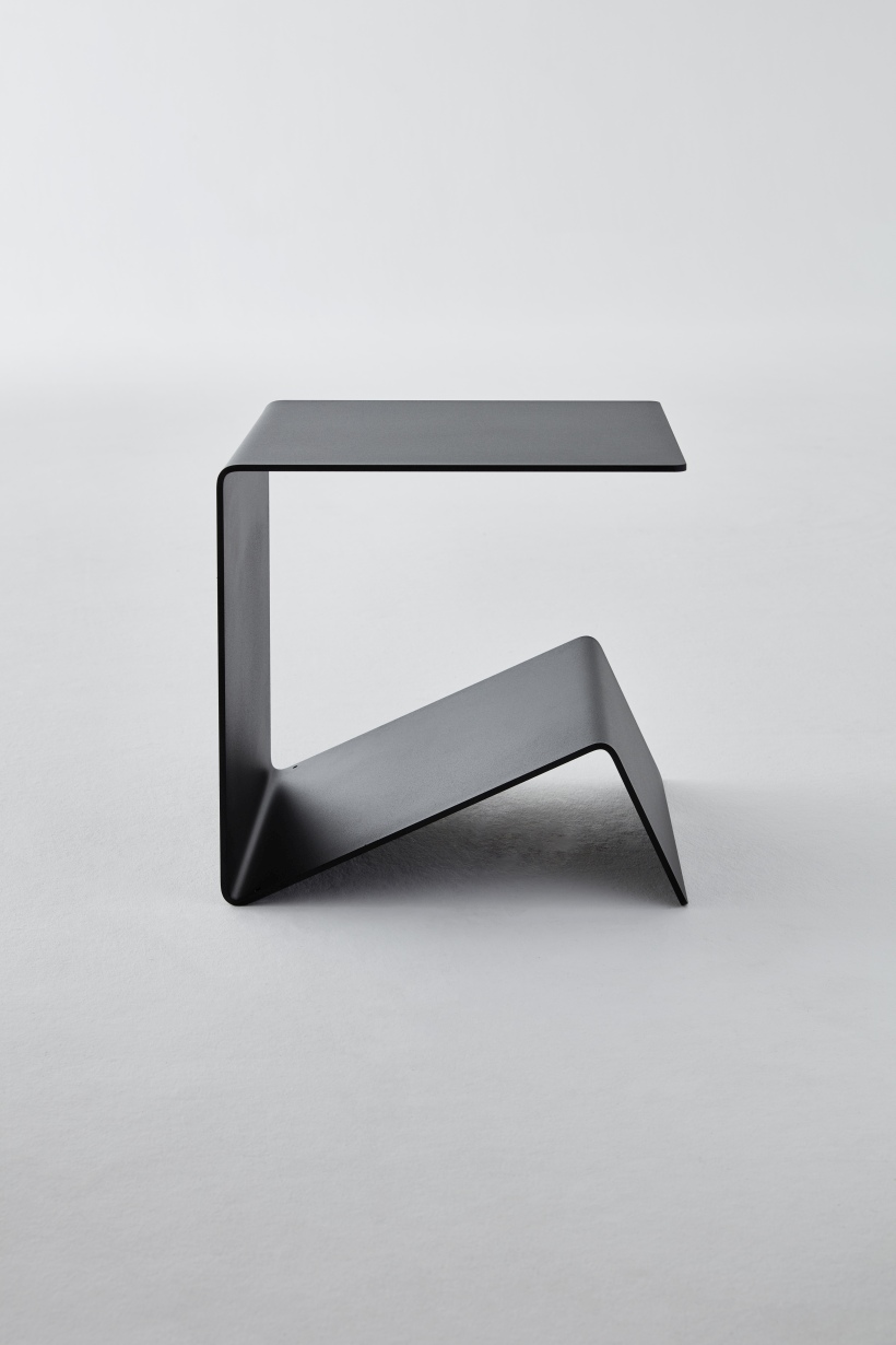 Schwarzer Buk  Beistelltisch von Müller Möbelwerkstätten, minimalistisches Design, ideal als Nachttisch oder Ablagefläche.