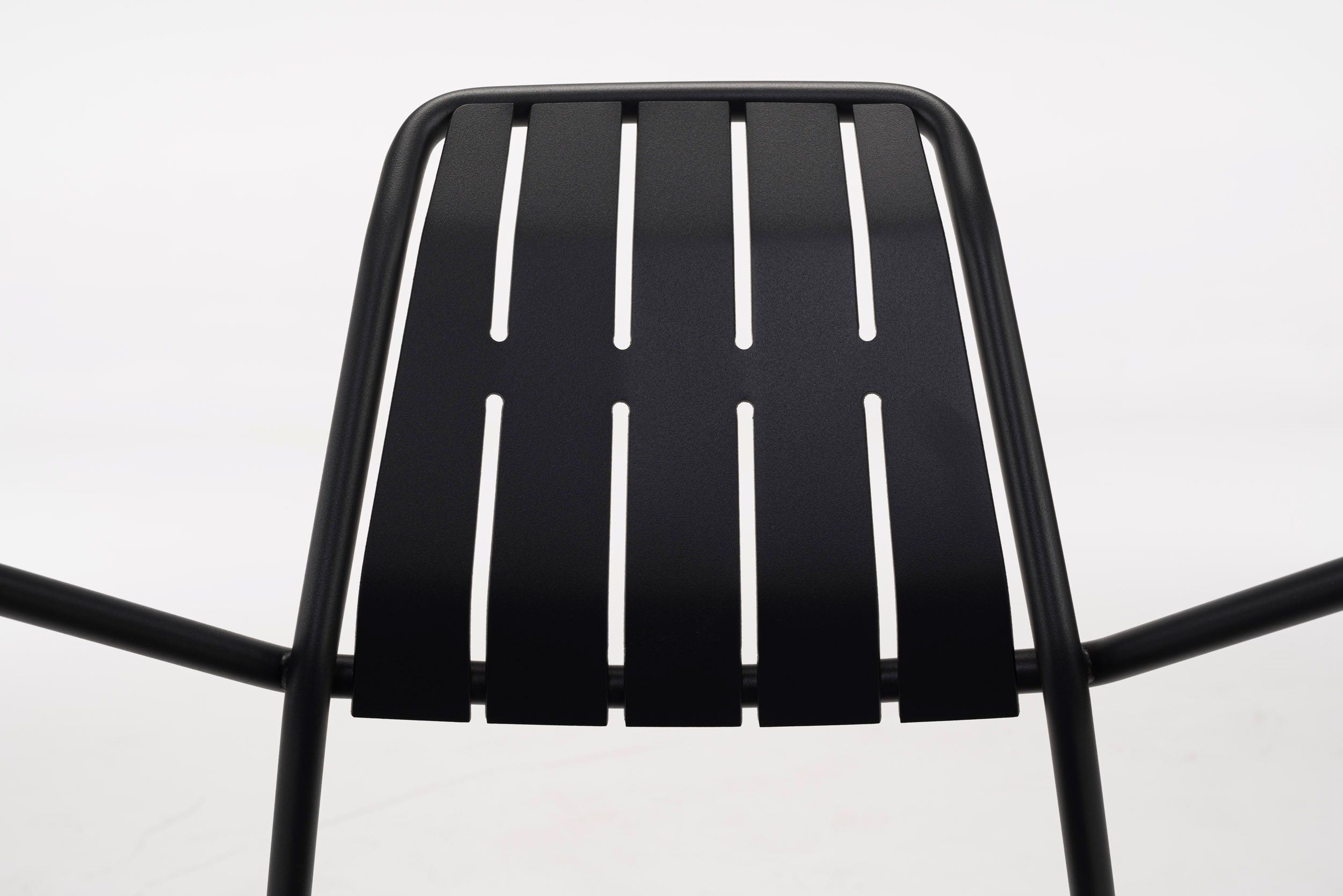 Detailaufnahme der Rückenlehne des schwarzen Osmo Stuhls von Prostoria, ideal für den Außenbereich.