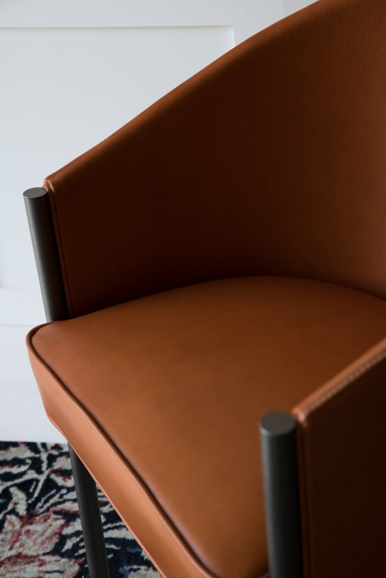 Detailaufnahme des Costes Armchair von Driade, ein brauner Ledersessel mit Armlehnen und dunklen Beinen.