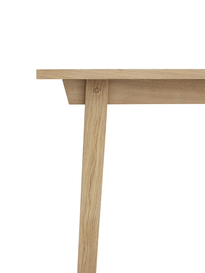 Detailaufnahme vom Normann Copenhagen Slice Table: Tischplatte und Tischbein aus hellem Eichenholz.