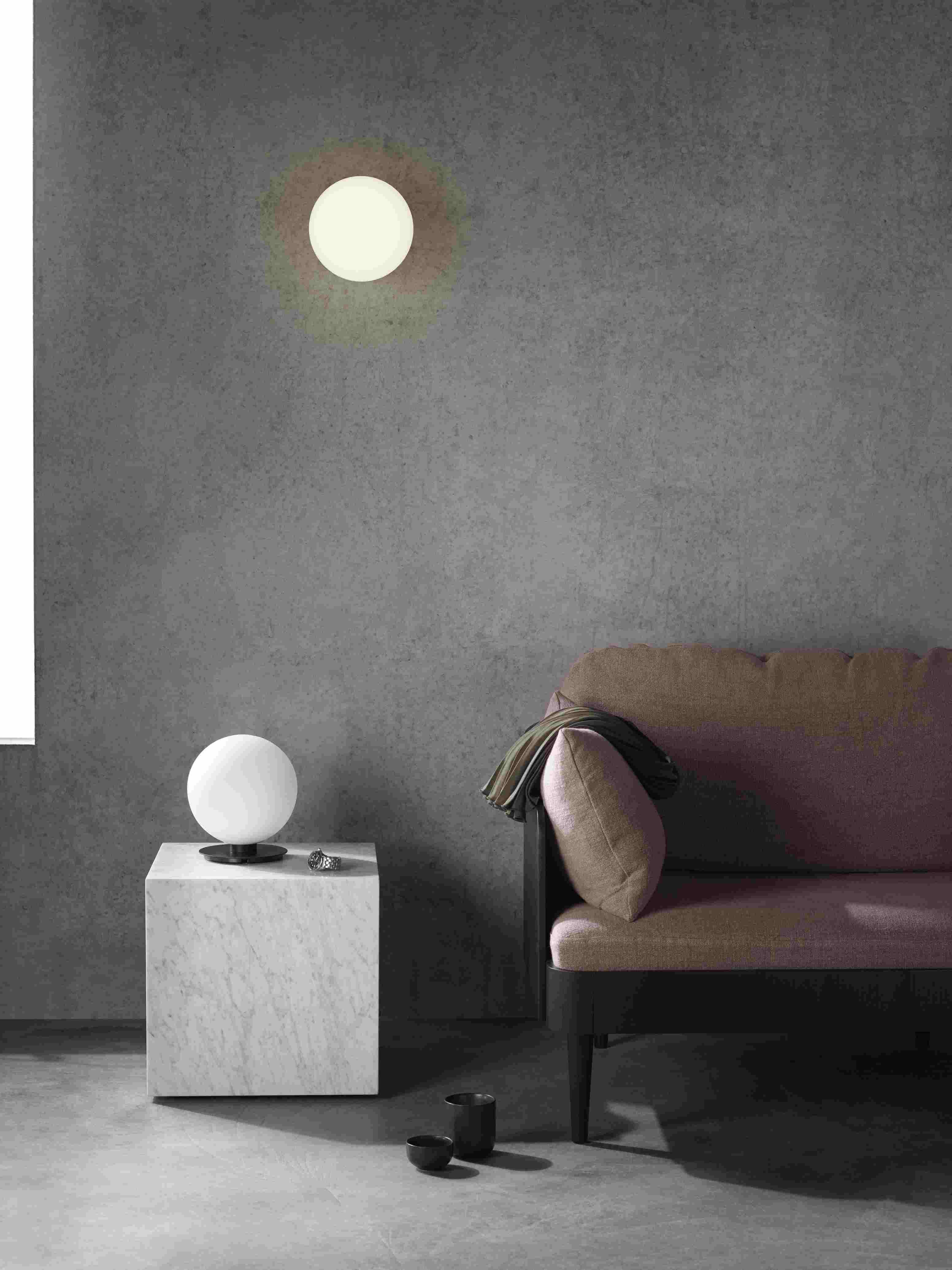 Audo Plinth Cubic Beistelltisch aus braun-grauem Kendzo Marmor in modernem Wohnambiente.