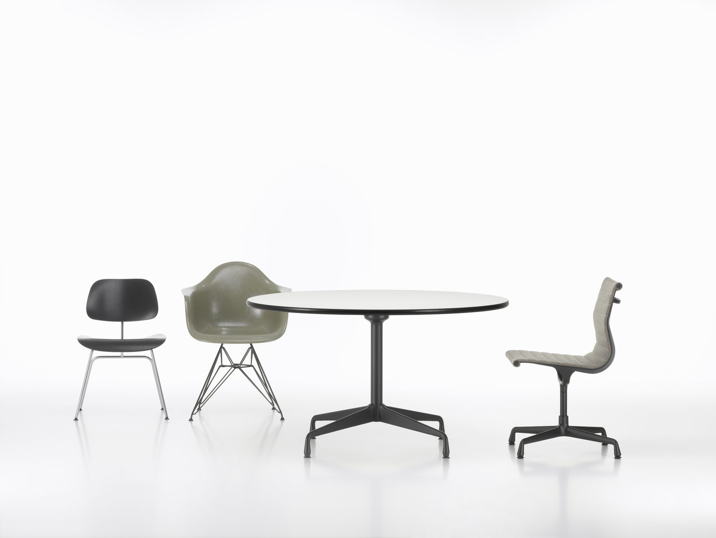 Vitra Aluminium Chair EA 101, Eames Plastic Chair und Bürostuhl mit Tisch auf weißem Hintergrund.