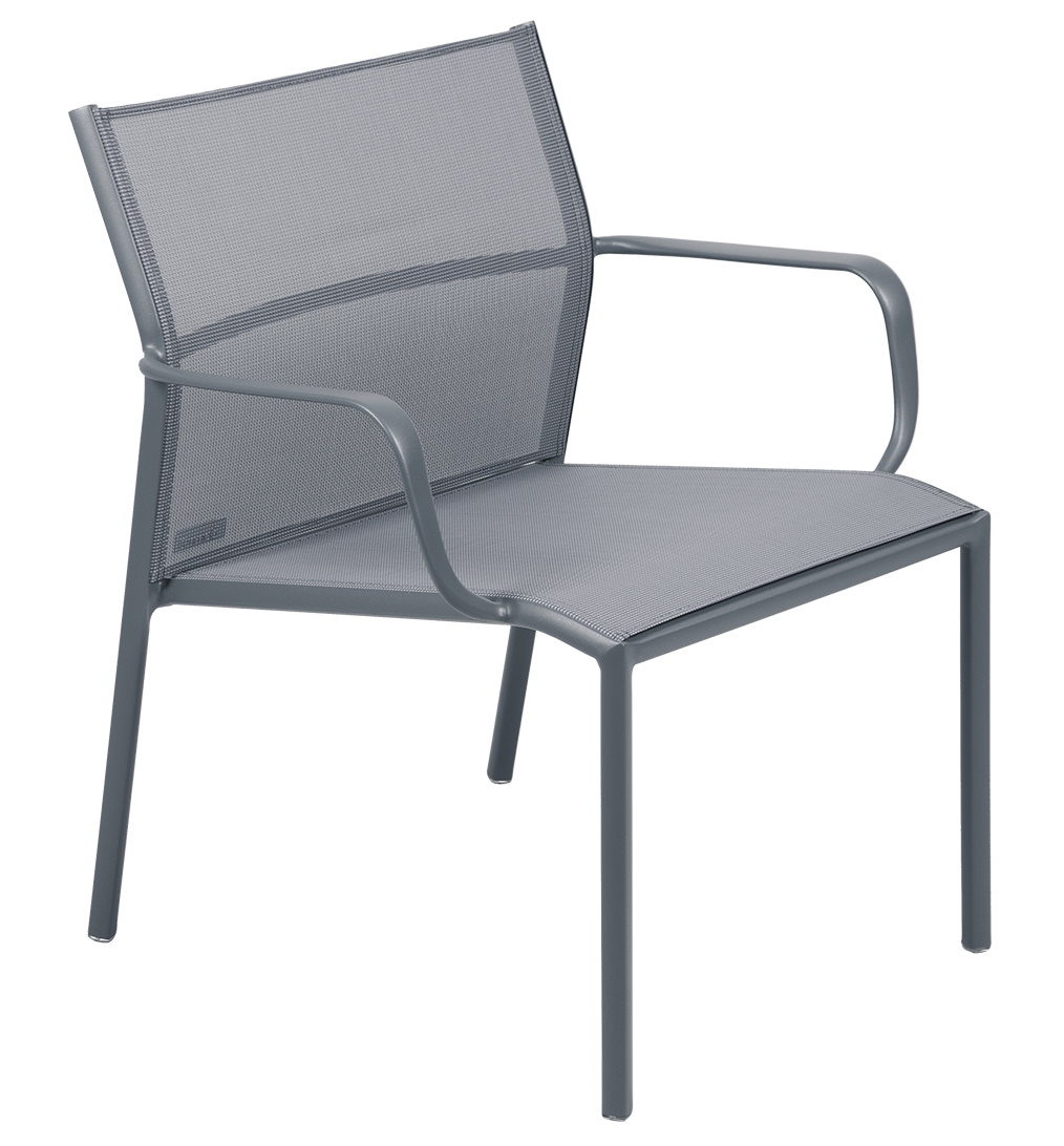 Grauer Cadiz Sessel von Fermob für den Außenbereich, moderner Gartenstuhl mit Armlehnen und wetterfestem Material.