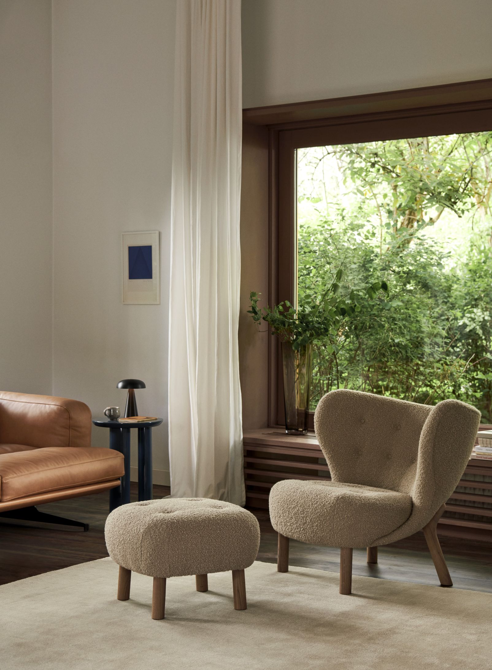 AndTradition Inland Sessel und Hocker AV22/AV23 in beigem Bouclé-Stoff, modernes Wohnzimmer Design.