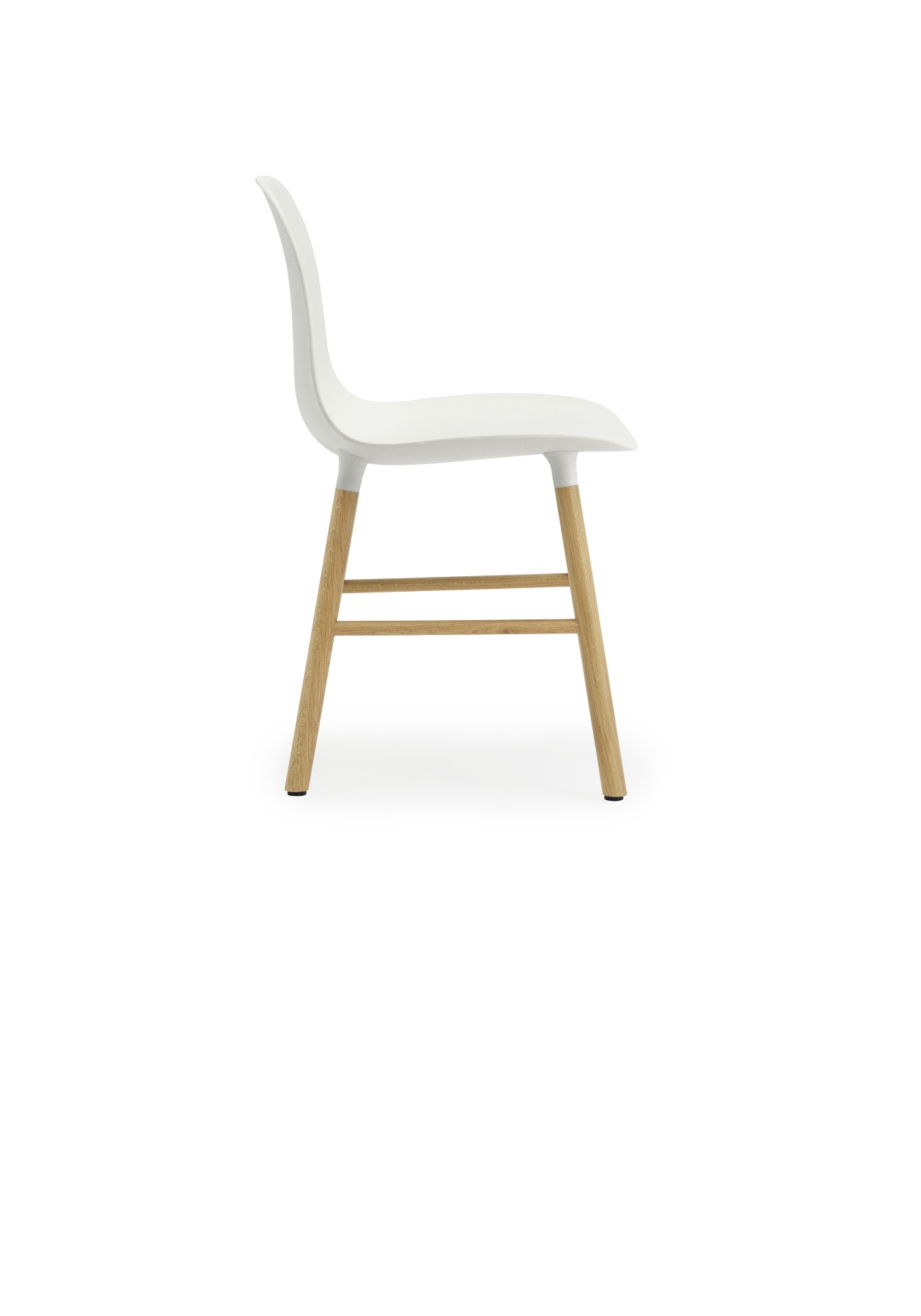 Weißer Form Chair Stuhl von Normann Copenhagen mit Holzbeinen, Seitenansicht auf weißem Hintergrund.
