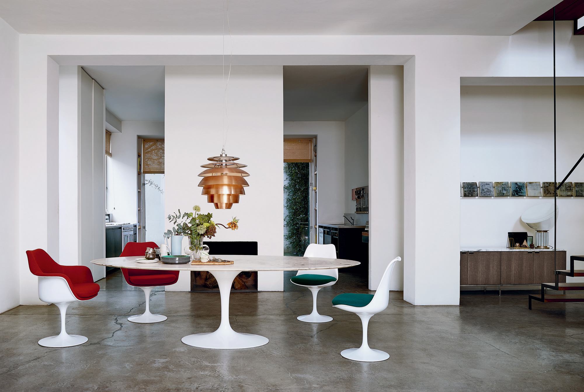 Esszimmer mit ovalem Tisch und Tulip Chair Stühlen von Knoll International in Rot und Weiß.