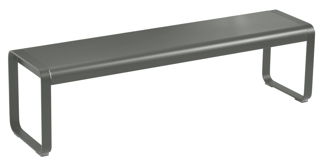 Bellevie Bank von Fermob für den Außenbereich, modernes Design, graues Metall, minimalistisch.