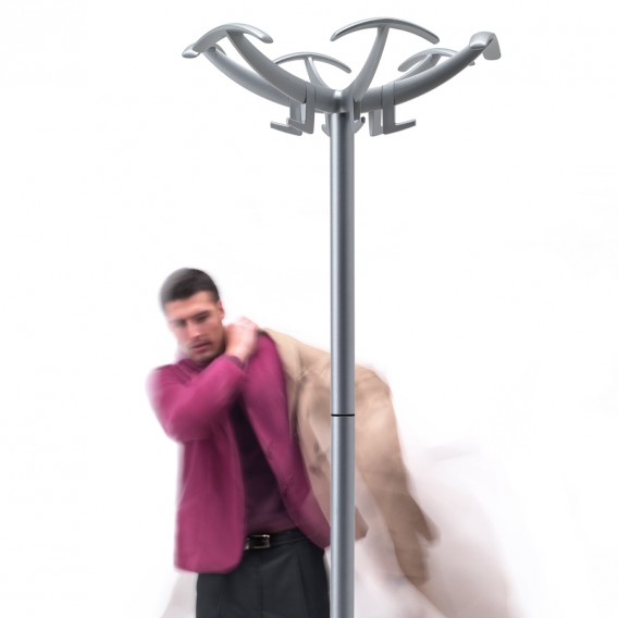 Silberner Kleiderständer von Rexite mit Mann, der Jacke aufhängt. Moderner Garderobenständer für Büro oder Zuhause.