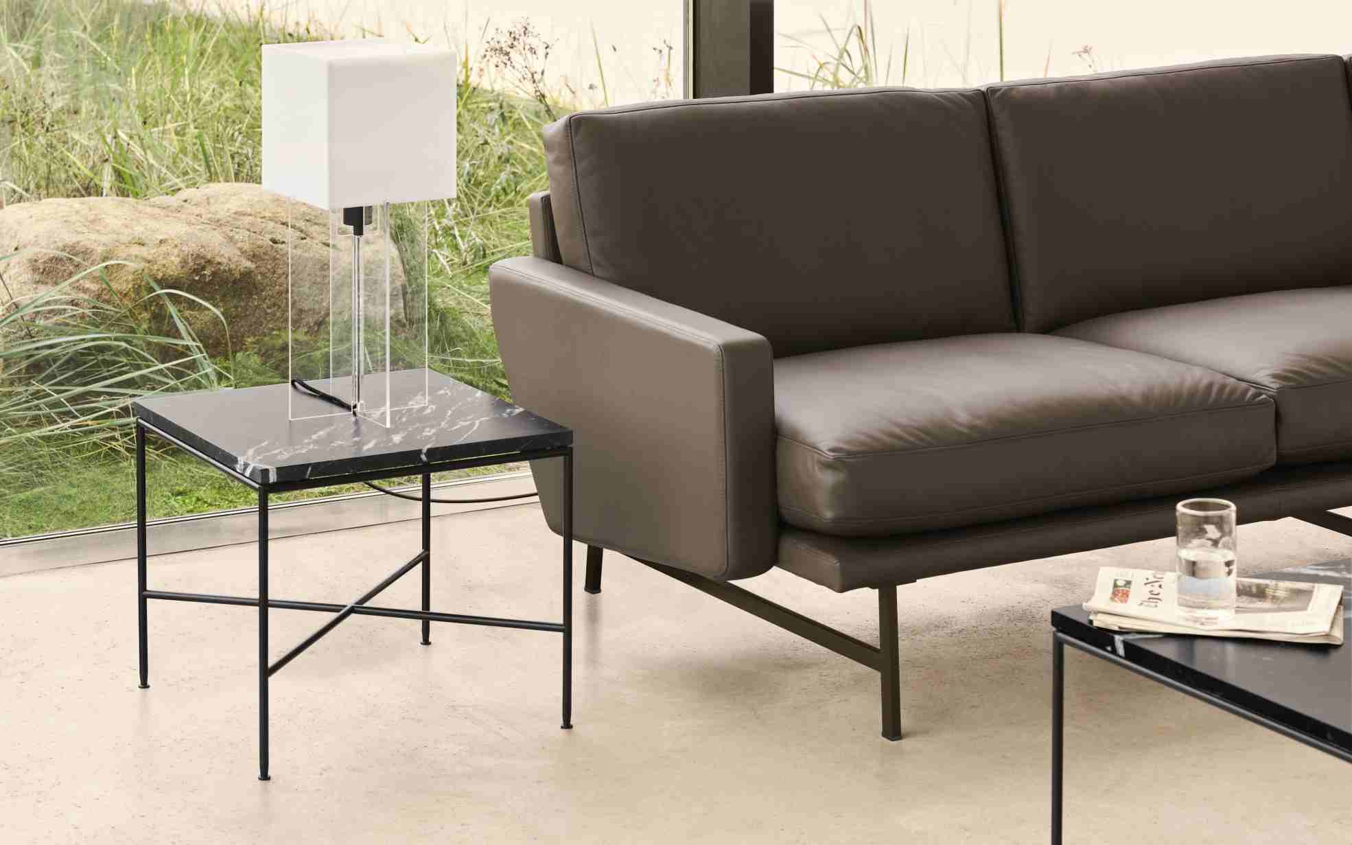 Braunes Lissoni Sofa von Fritz Hansen mit Beistelltisch aus Marmor und Lampe im modernen Wohnzimmer.