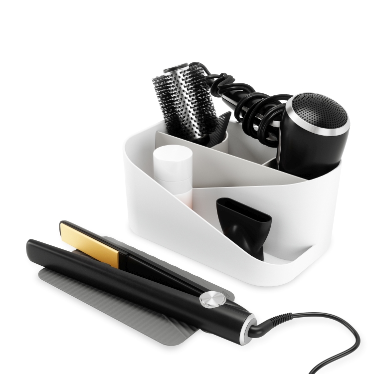Weißer Glam Hair Organizer mit Föhn, Bürste, Glätteisen und Stylingprodukten für Badezimmer Ordnung.