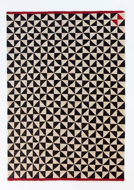 Nanimarquina Teppich mit geometrischem Dreiecksmuster in Schwarz und Beige, rote Bordüre. Moderner Design Teppich.