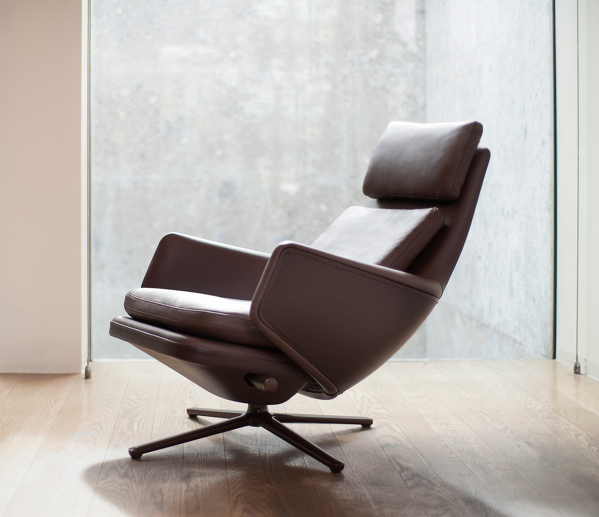 Grand Relax Sessel von Vitra in braunem Leder, moderner Relaxsessel mit Drehfuß und hoher Rückenlehne.