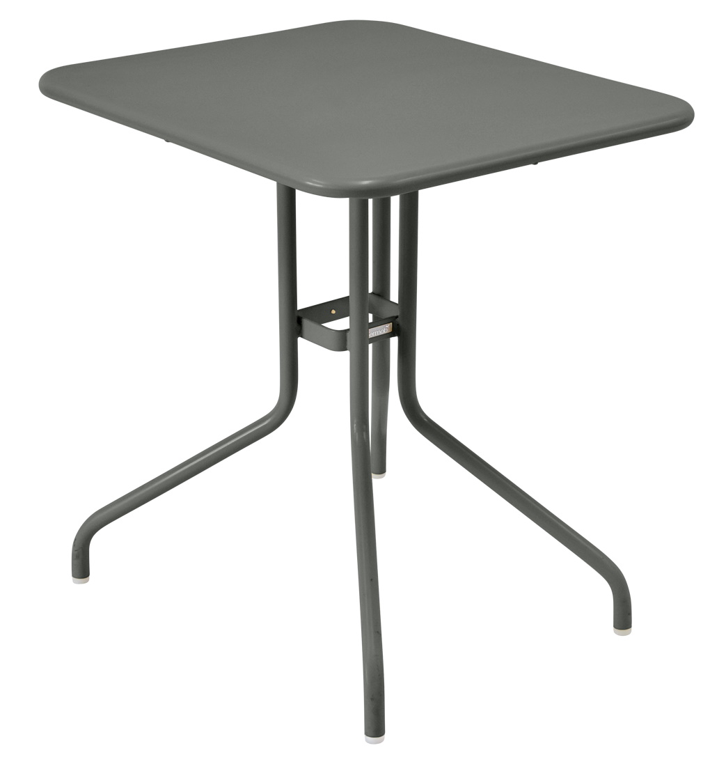 Grauer Pétale Tisch 60x70 cm von Fermob für den Außenbereich, quadratische Tischplatte und dreibeiniges Gestell.