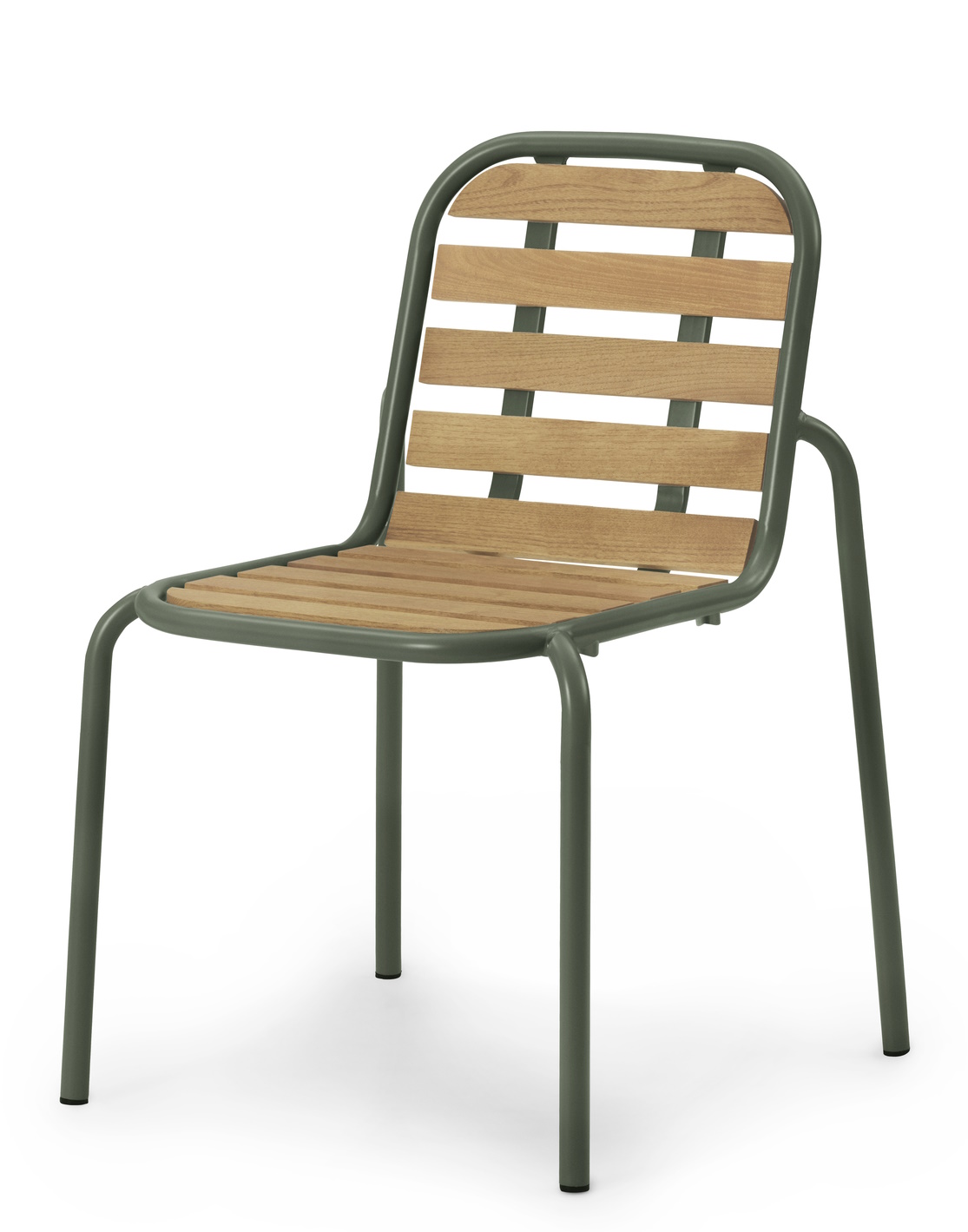 Normann Copenhagen Vig Chair Wood Stuhl Outdoor mit grünen Metallbeinen und Holzlatten für Sitzfläche und Rückenlehne.