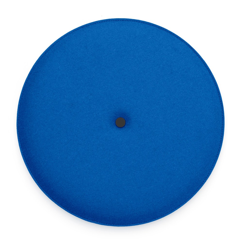 Blaues, rundes HEY-SIGN Akustik Wandelement Spot zur Schallabsorption mit Knopf in der Mitte.