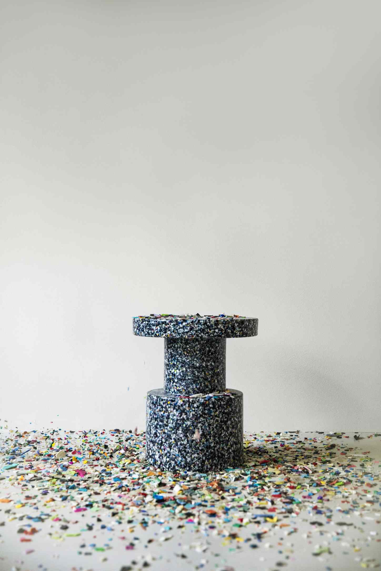 Normann Copenhagen Bit Stool Hocker aus recyceltem Kunststoff, mit bunten Konfetti-Schnipseln dekoriert.