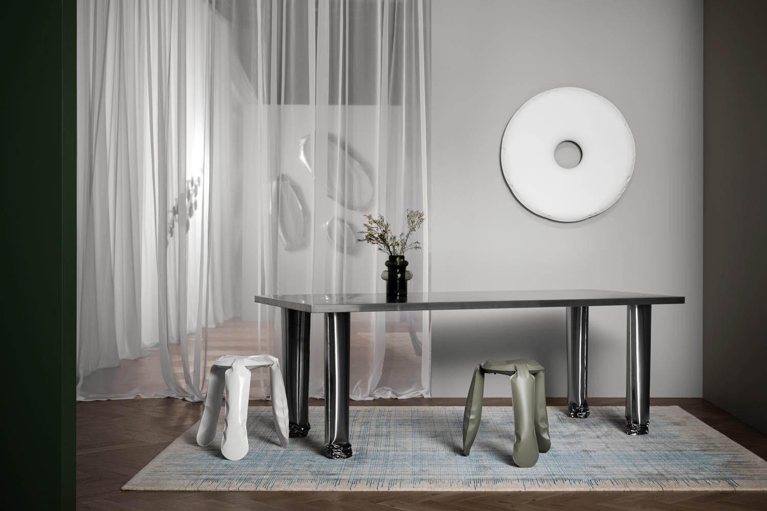 Crash Table Esstisch von Zieta mit zwei Hockern in modernem Interieur, minimalistisches Design, graue Tischplatte, Stahlbeine.