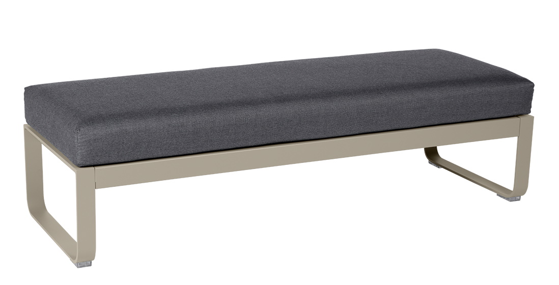 Bellevie Polsterhocker für zwei Personen von Fermob, ideal für den Outdoor-Bereich, mit grauem Bezug.