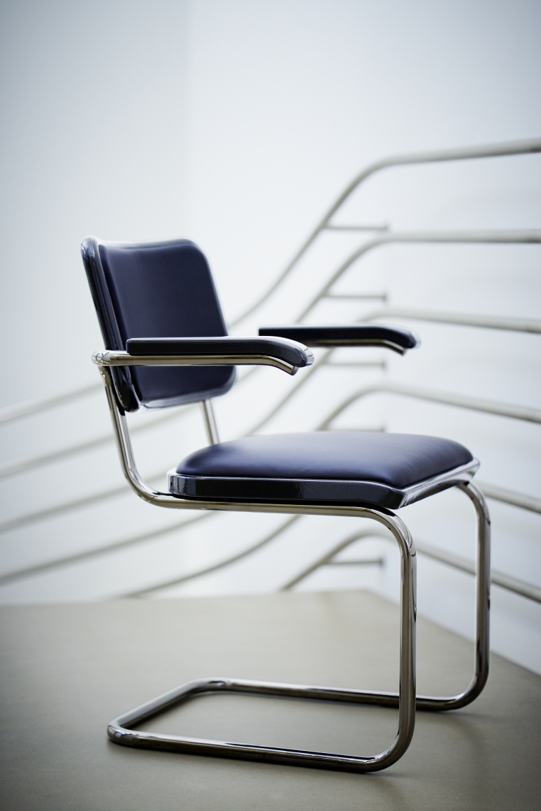 JS. Thonet S 64 P Freischwinger mit schwarzem Leder und verchromtem Stahlrohr Gestell, seitliche Ansicht.