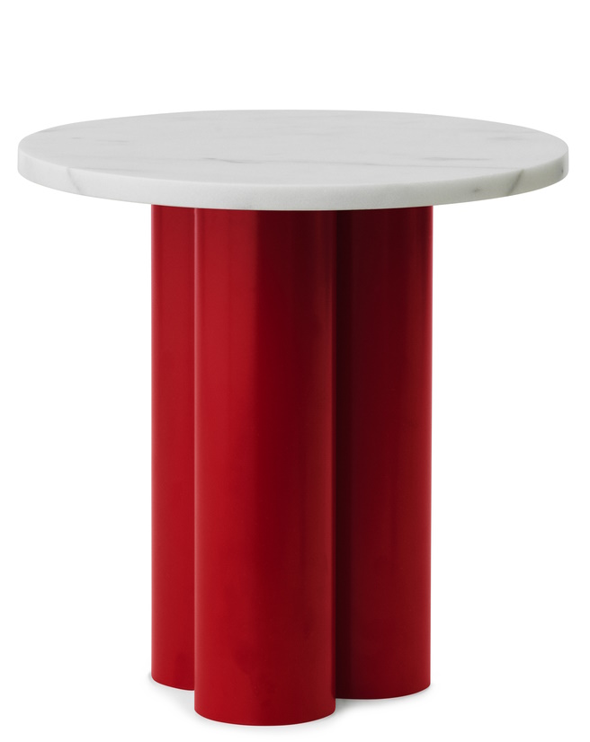 Normann Copenhagen Dit Coffee Table Beistelltisch mit runder, weißer Marmorplatte und rotem, zylindrischem Fuß.