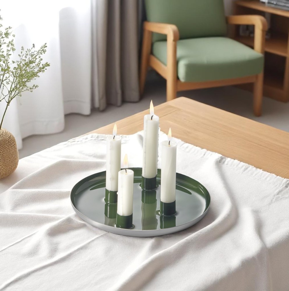 Biel Adventsteller von Philippi aus Stahl mit vier weißen Kerzen auf einem Tisch.