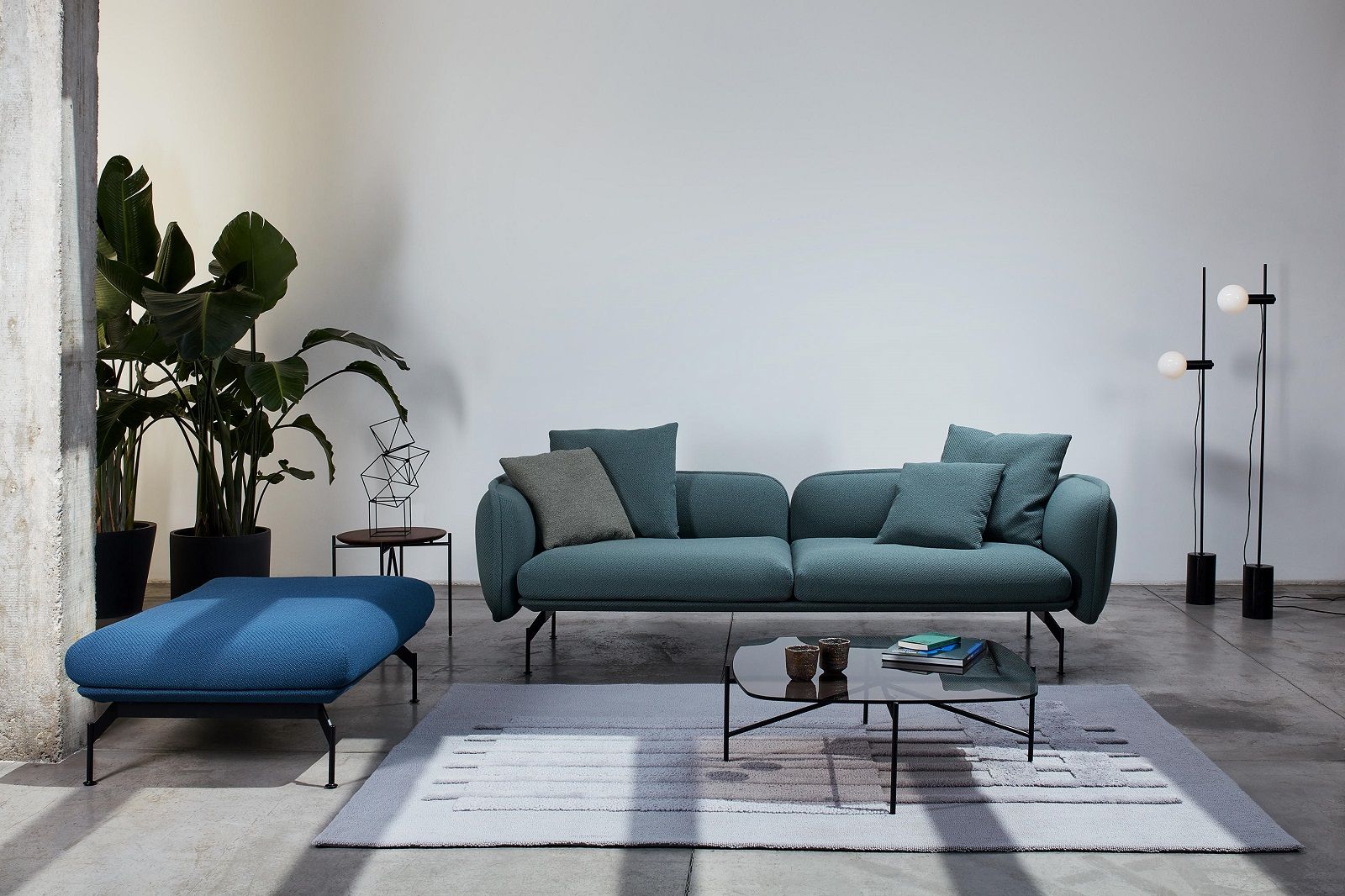 Nahaufnahme des modularen Sofas Echo von Prostoria in einem modernen Wohnzimmer mit Beistelltisch und Lampe.