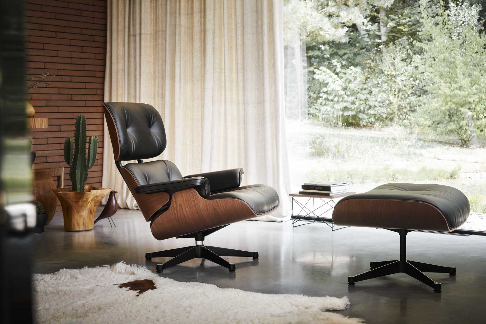 Moderner Ledersessel mit Ottoman im Wohnzimmer, Designklassiker für stilvolles Wohnen.