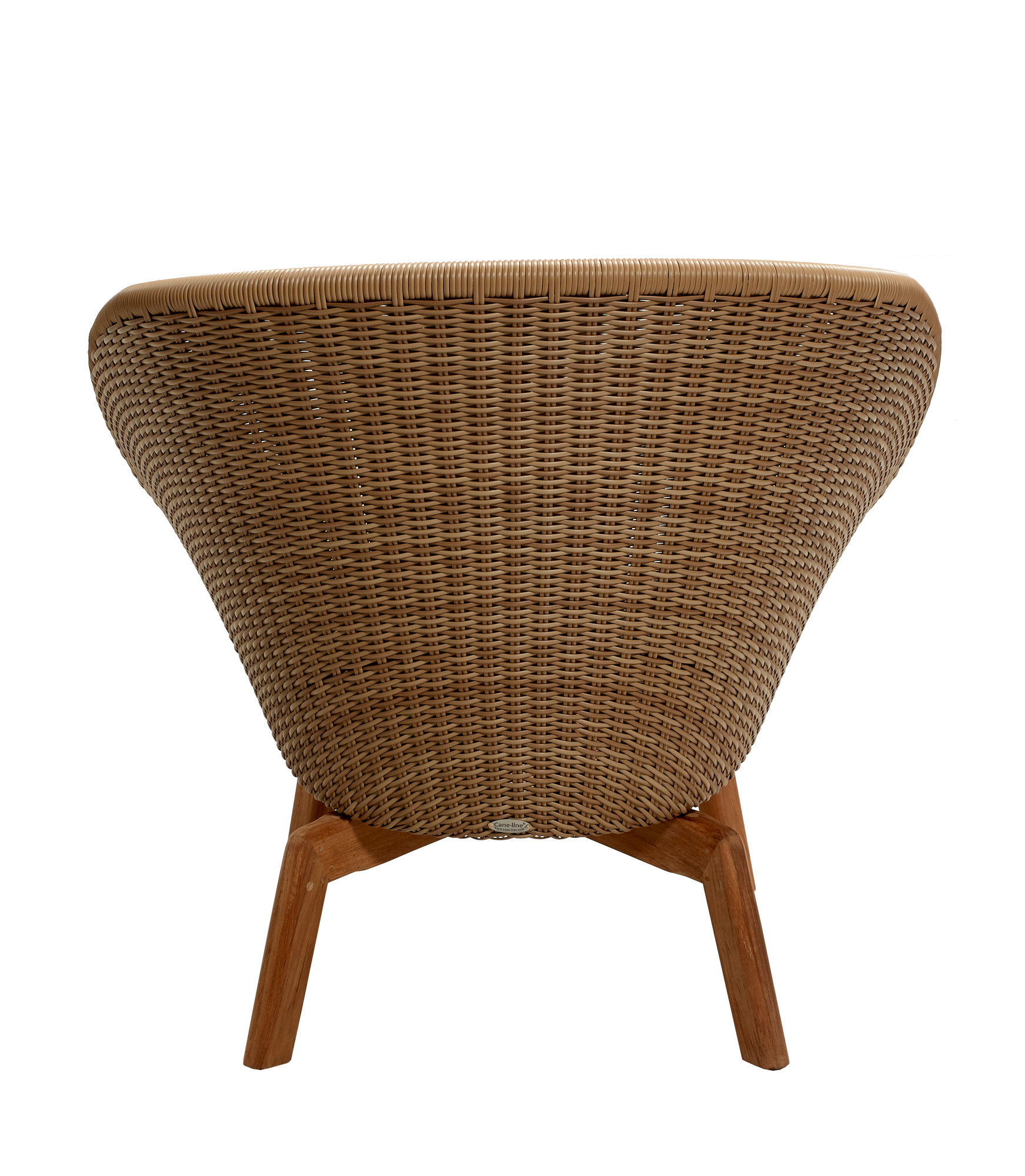 Rückansicht des Peacock Loungesessels von Cane-Line mit braunem Rattan und Holzbeinen.
