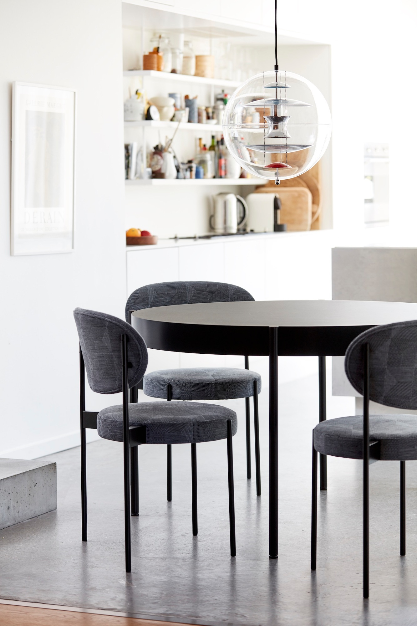 Series 430 Tisch von Verpan mit Stühlen in modernem Küchendesign, runde Tischplatte und Pendelleuchte.